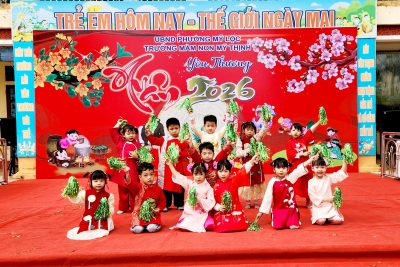 Bài múa ” Bé chúc tết, xúc xắc xúc xẻ” – Lớp 5 tuổi B