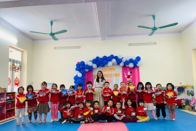 Hoạt động ” Làm thiệp tặng mẹ, bà” ngày 8/3